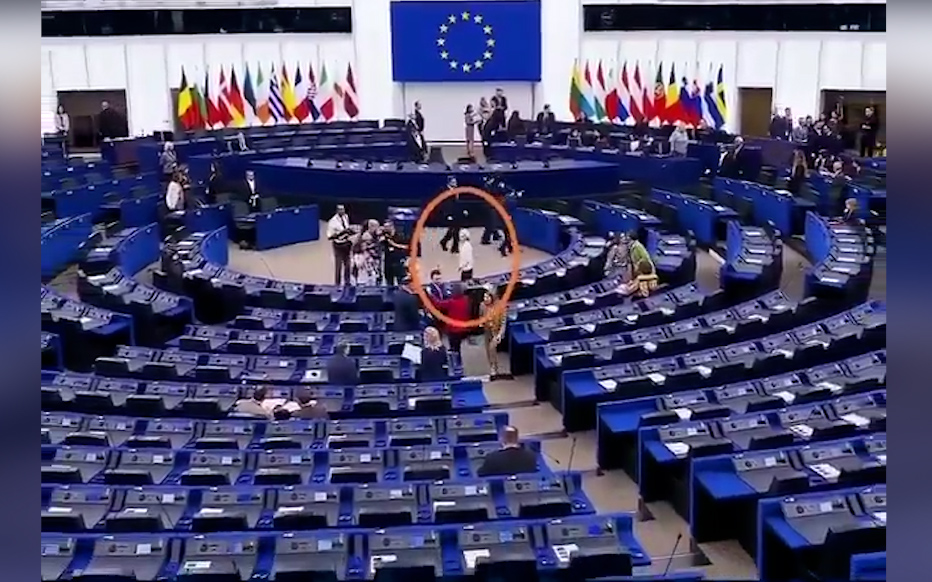 700 места в залата на Европарламента останаха празни за речта на Фон дер Лайен