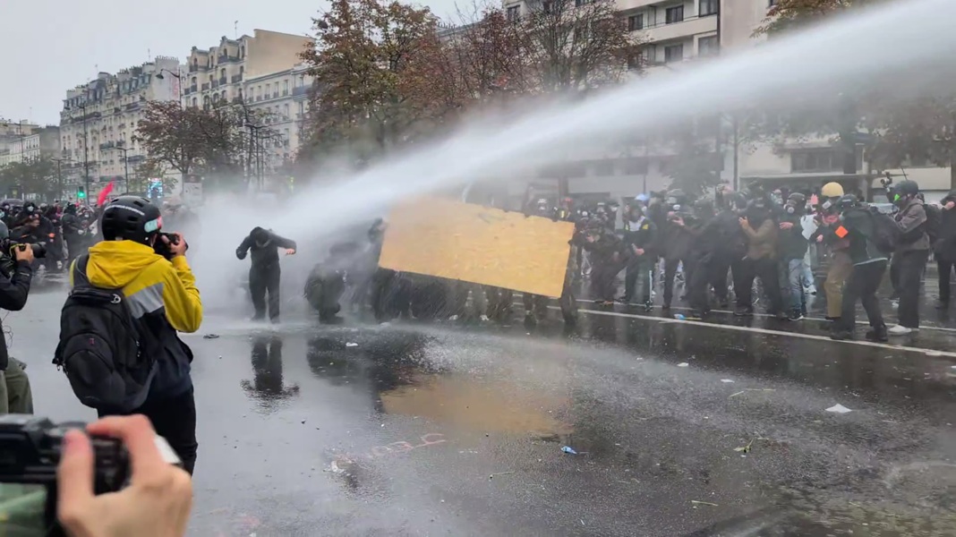 Бунтове във Франция за втора поредна седмица на протести Бунтове във Франция за втора поредна седмица на протести